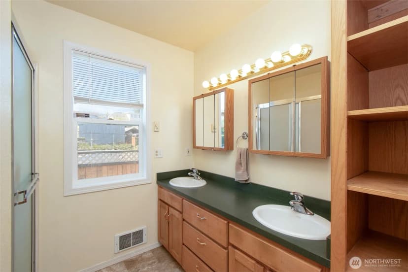 Property photo for 1026 E Sixth Street, Port Angeles photo 21