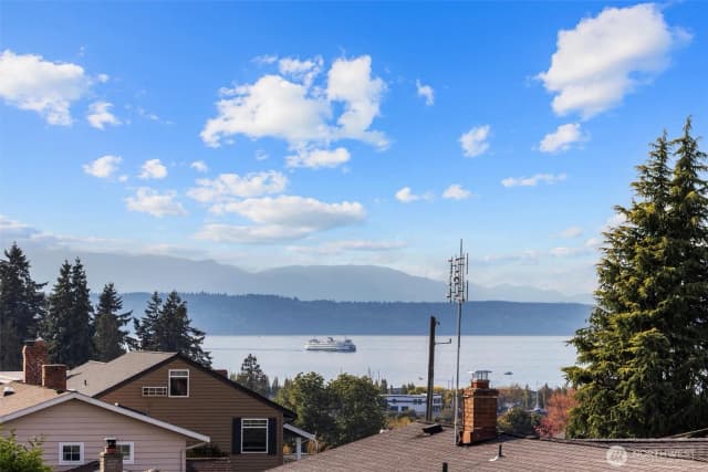 Property photo for 814 6th Avenue S, Edmonds photo 3