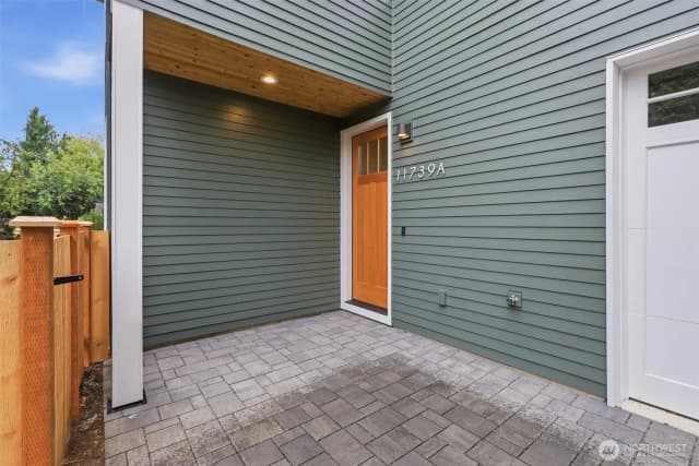 Property photo for 11739 40th Avenue Ne #a, Seattle photo 2
