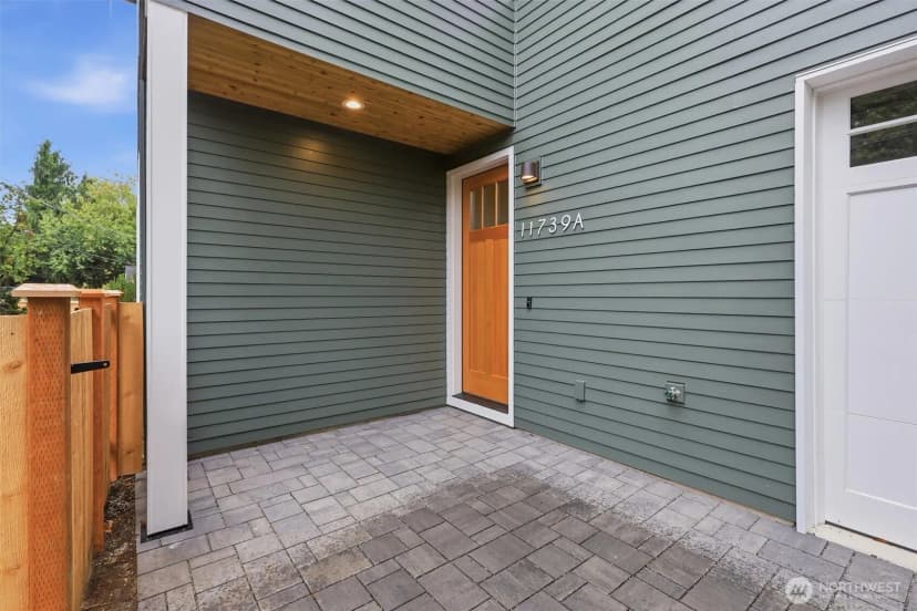 Property photo for 11739 40th Avenue Ne #a, Seattle photo 2