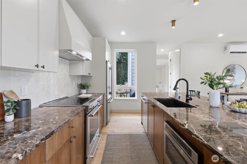 Property photo for 11737 40th Avenue Ne #a, Seattle photo 10