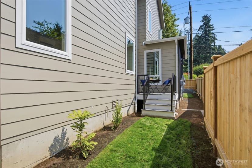 Property photo for 11737 40th Avenue Ne #a, Seattle photo 28