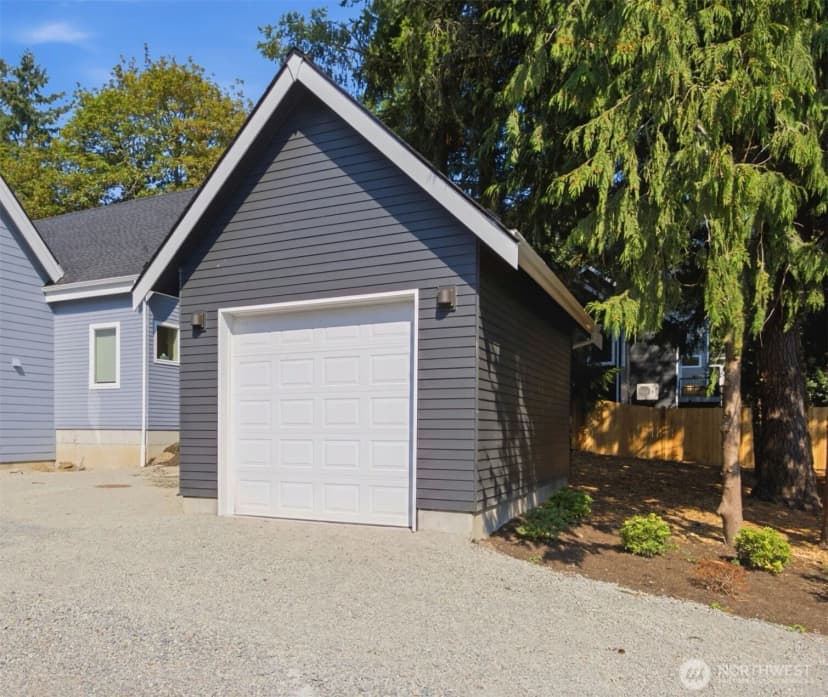 Property photo for 11737 40th Avenue Ne #a, Seattle photo 31