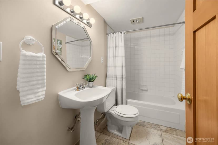 Property photo for 6039 Ne 202nd Street, Kenmore photo 25