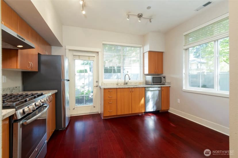 Property photo for 18282 Ne 97th Way #105, Redmond photo 13