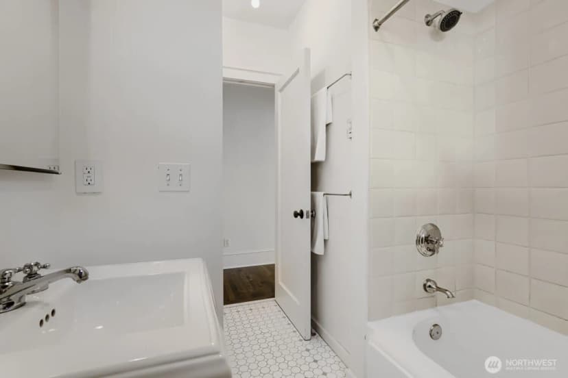 Property photo for 317 Lakeside Avenue S #3, Seattle photo 19