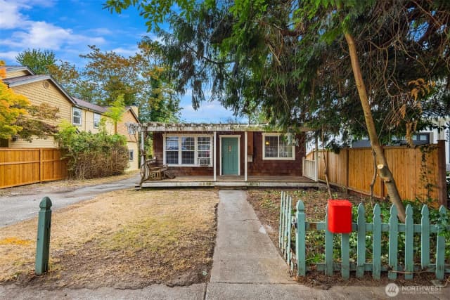 Property photo for 440 26th Avenue E, Seattle photo 2