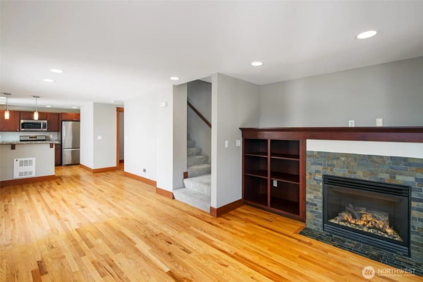 Property photo for 5260 Brooklyn Avenue Ne #b, Seattle photo 3