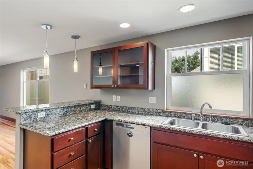 Property photo for 5260 Brooklyn Avenue Ne #b, Seattle photo 11