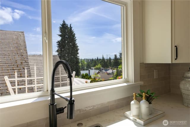 Property photo for 317 Ne 58th Street, Seattle photo 4