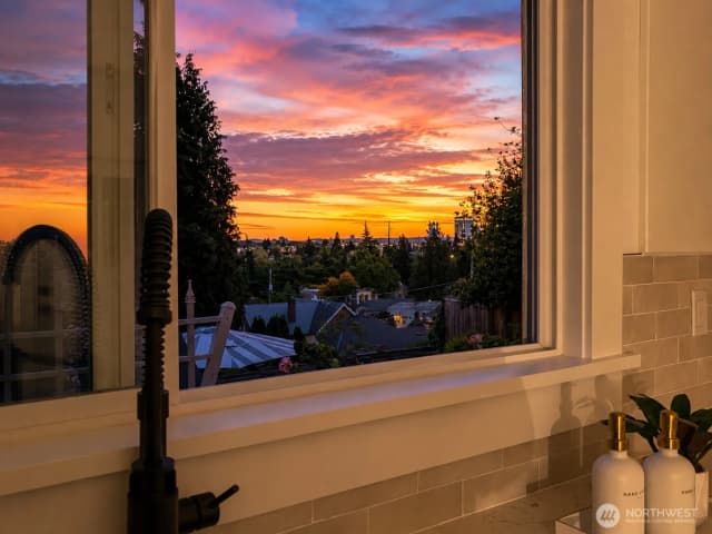 Property photo for 317 Ne 58th Street, Seattle photo 3