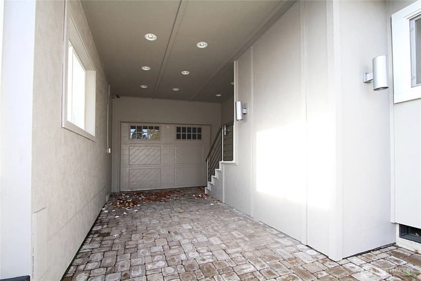 Property photo for 8011 Aurora Avenue N, Seattle photo 4
