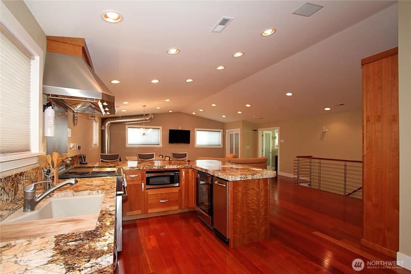 Property photo for 8011 Aurora Avenue N, Seattle photo 11