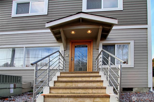 Property photo for 8011 Aurora Avenue N, Seattle photo 2