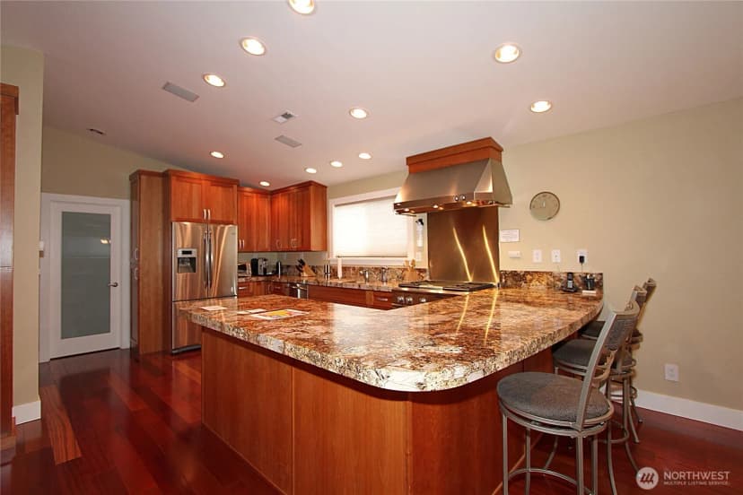 Property photo for 8011 Aurora Avenue N, Seattle photo 9