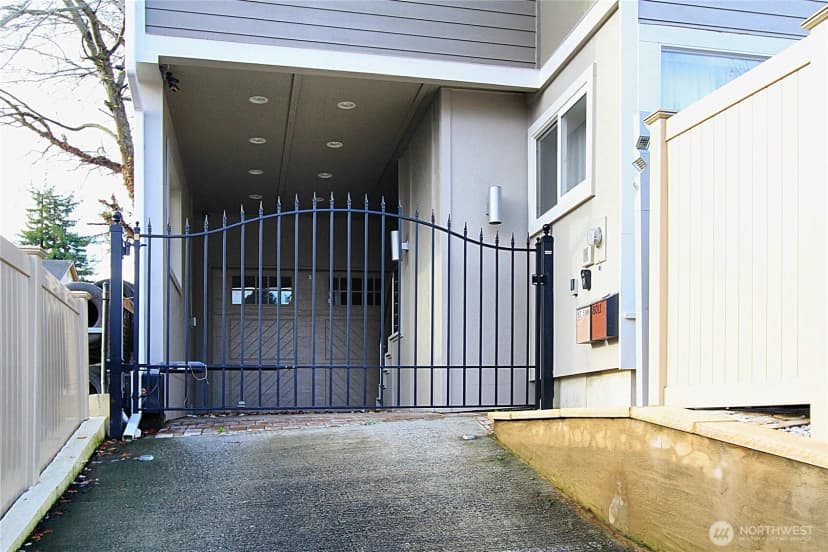Property photo for 8011 Aurora Avenue N, Seattle photo 3