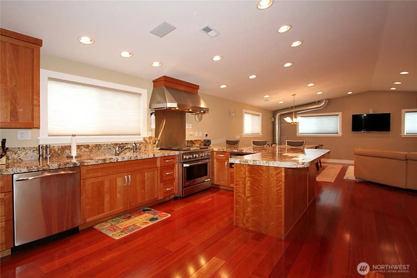 Property photo for 8011 Aurora Avenue N, Seattle photo 12