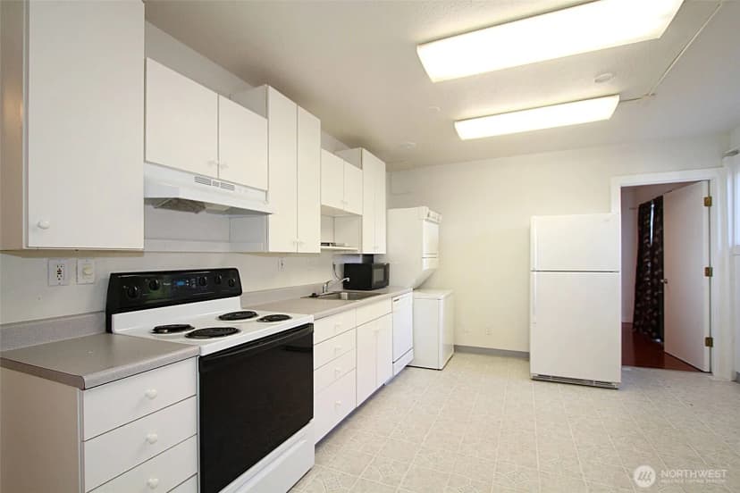 Property photo for 8011 Aurora Avenue N, Seattle photo 25