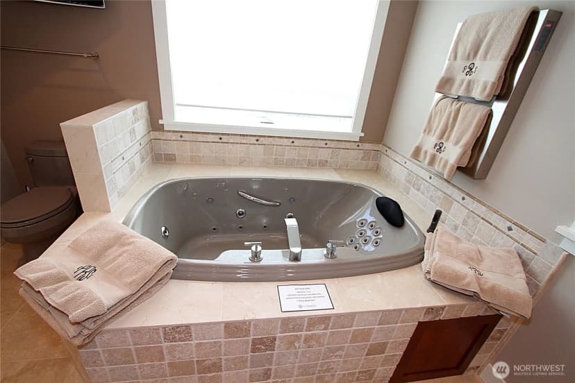 Property photo for 8011 Aurora Avenue N, Seattle photo 15