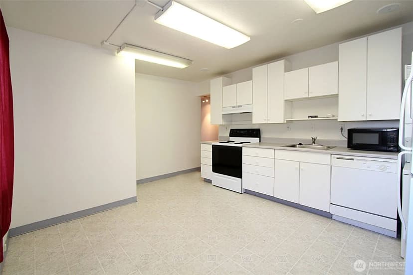 Property photo for 8011 Aurora Avenue N, Seattle photo 23