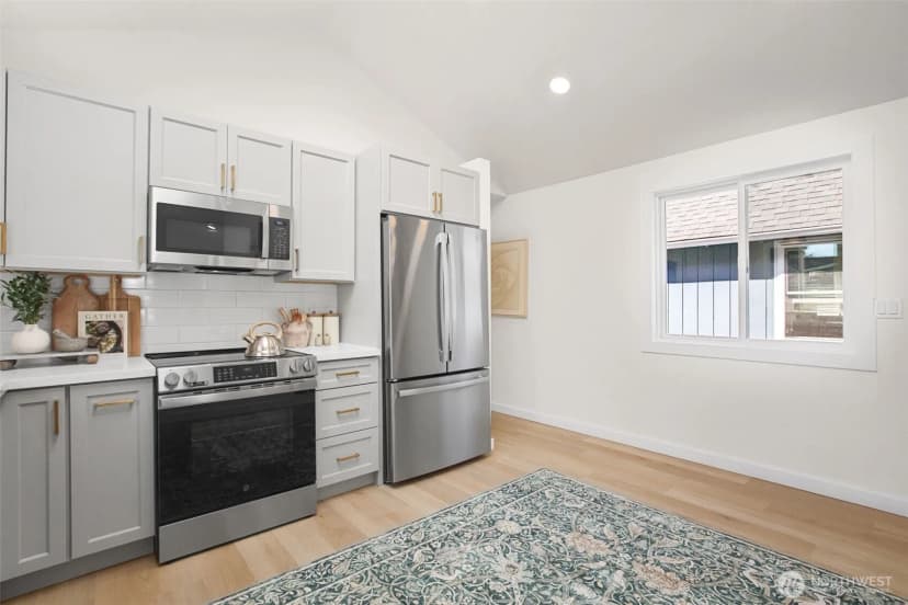 Property photo for 9751 Densmore Avenue N, Seattle photo 10