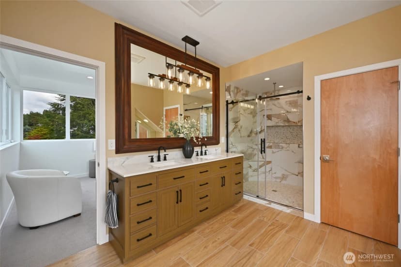 Property photo for 2410 Nw Neptune Place, Seattle photo 16