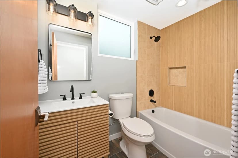 Property photo for 2410 Nw Neptune Place, Seattle photo 12