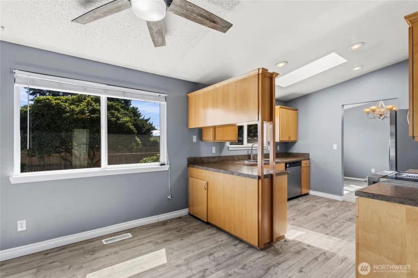 Property photo for 10116 100th Street Ct Sw, Lakewood photo 13