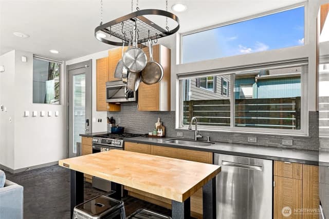 Property photo for 310 21st Avenue #b, Seattle photo 4