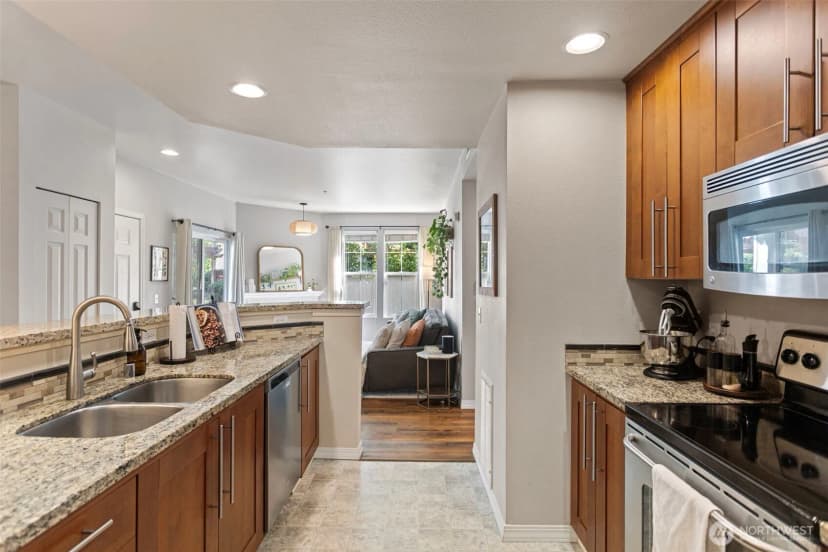 Property photo for 2034 Newport Way Nw #11-1, Issaquah photo 9