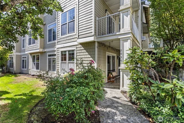 Property photo for 2034 Newport Way Nw #11-1, Issaquah photo 3