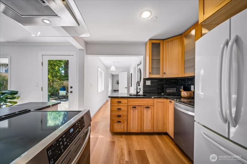 Property photo for 14346 Interlake Avenue N, Seattle photo 9