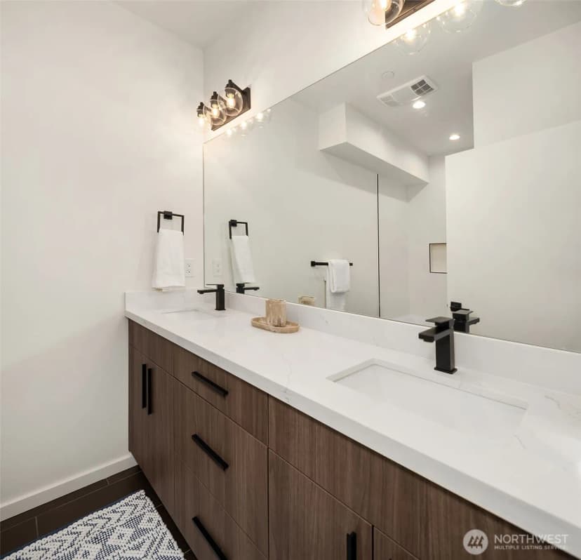 Property photo for 5253 California Avenue Sw #b, Seattle photo 18