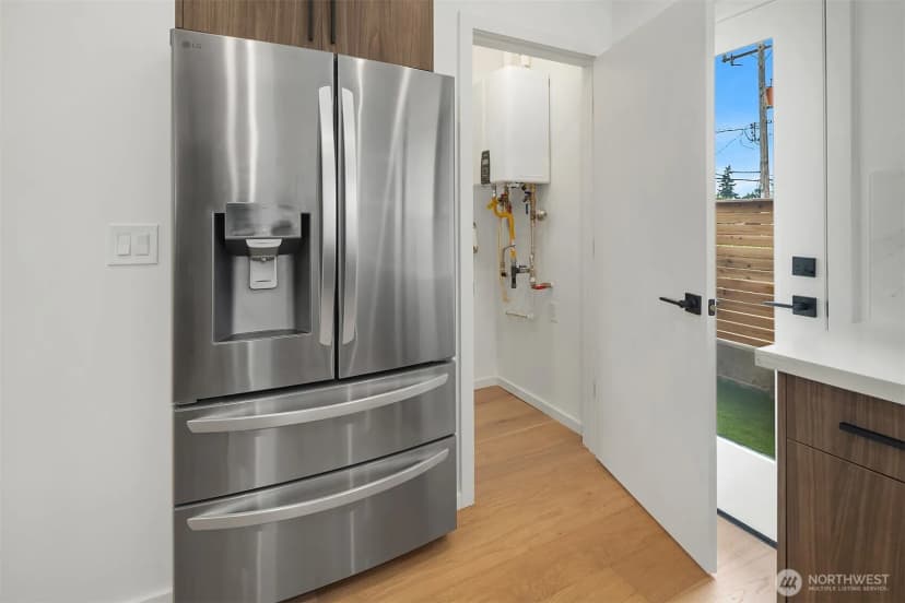 Property photo for 5253 California Avenue Sw #f, Seattle photo 17