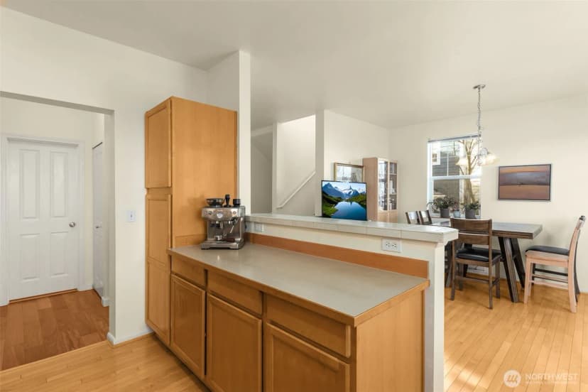 Property photo for 6895 Holly Park Drive S, Seattle photo 8