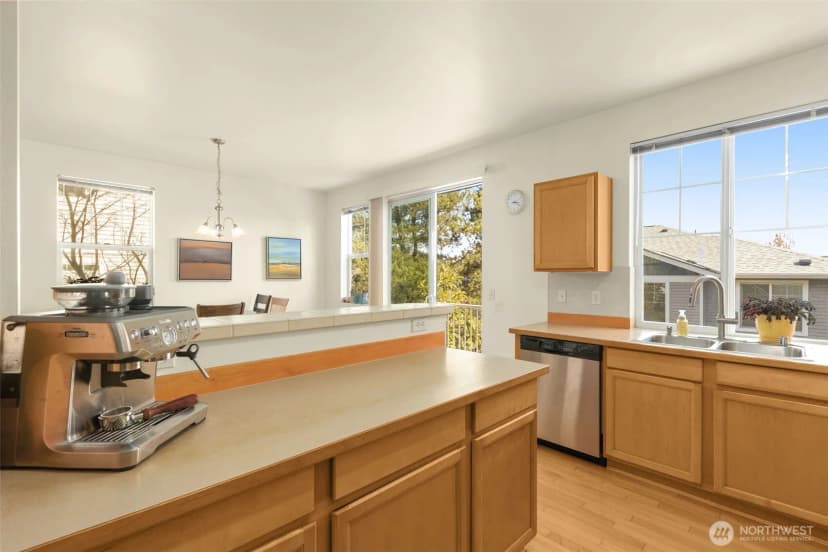 Property photo for 6895 Holly Park Drive S, Seattle photo 9