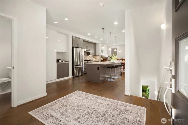 Property photo for 3300 Ne 65th Street #204, Seattle photo 4