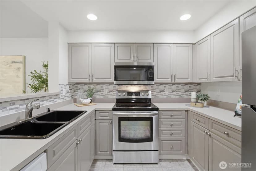 Property photo for 4343 Roosevelt Way Ne #404, Seattle photo 10