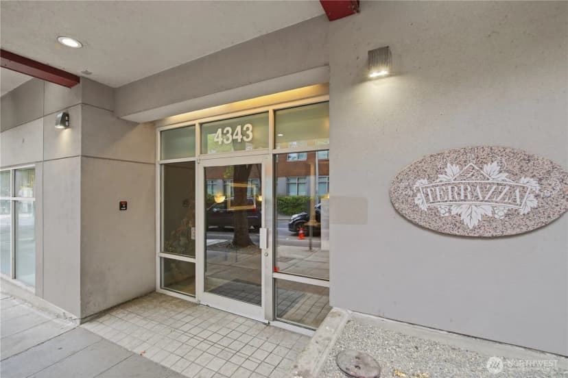 Property photo for 4343 Roosevelt Way Ne #404, Seattle photo 2