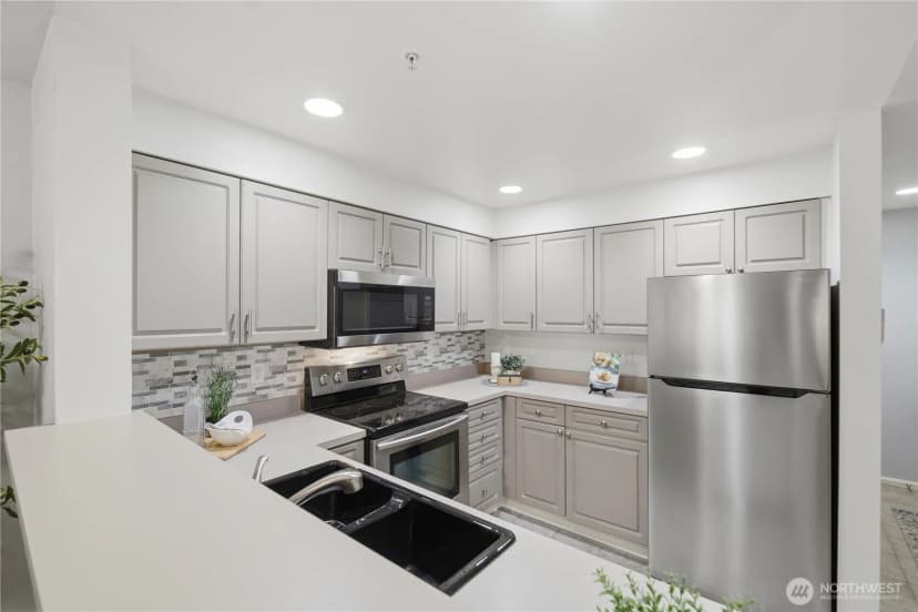 Property photo for 4343 Roosevelt Way Ne #404, Seattle photo 12