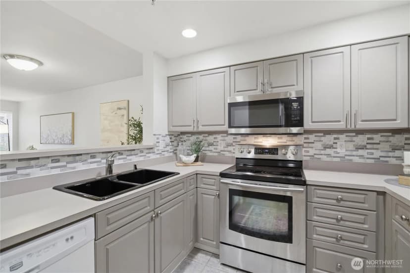 Property photo for 4343 Roosevelt Way Ne #404, Seattle photo 11