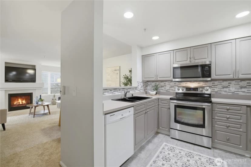Property photo for 4343 Roosevelt Way Ne #404, Seattle photo 9