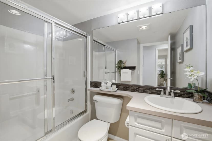 Property photo for 4343 Roosevelt Way Ne #404, Seattle photo 19