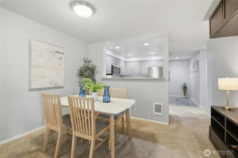 Property photo for 4343 Roosevelt Way Ne #404, Seattle photo 8