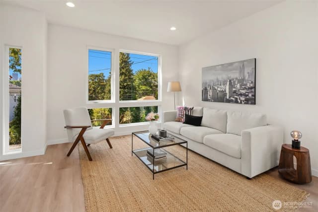 Property photo for 910 29th Avenue, Seattle photo 4