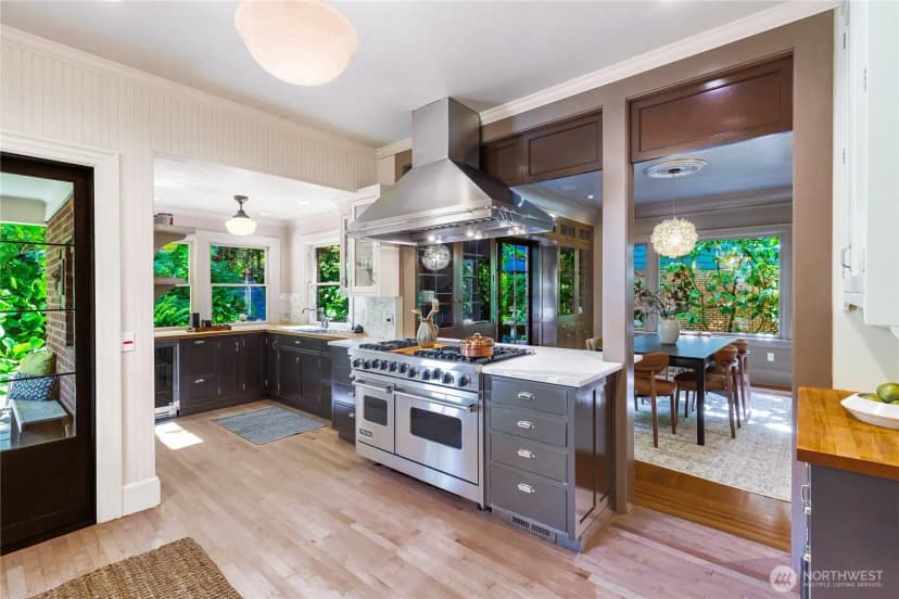 Property photo for 2306 Lake Park Drive S, Seattle photo 17