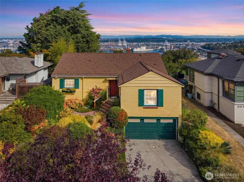 Property photo for 3006 36th Avenue Sw, Seattle