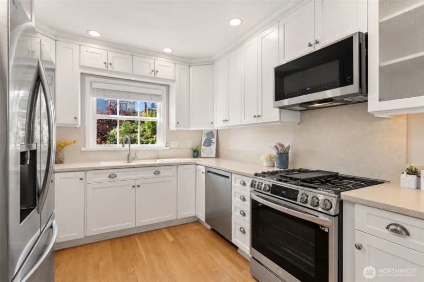 Property photo for 3006 36th Avenue Sw, Seattle photo 11