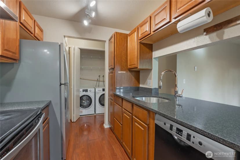 Property photo for 14620 Ne 35th Street #105, Bellevue photo 11