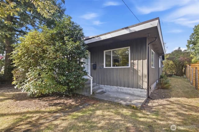 Property photo for 9555 College Way N, Seattle photo 4